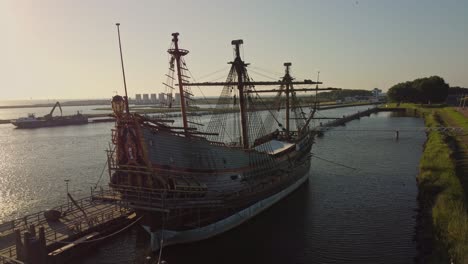 Altes-Piratenboot-Im-Hafen-Angedockt
