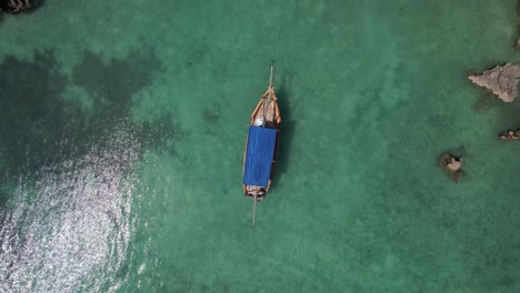 Aerial-focus-in-a-wooden-boat-in-the-Blue-Lagoon,-Zanzibar