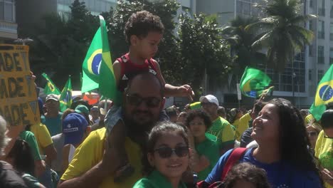 Los-Partidarios-Del-Conservador-Presidente-Brasileño-Bolsonaro-Ondean-Banderas-En-Una-Campaña-De-Reelección