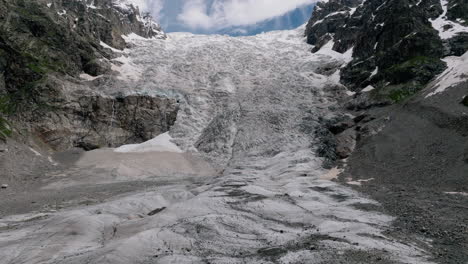 Río-De-Montaña-Congelado-En-El-Glaciar-Adishi