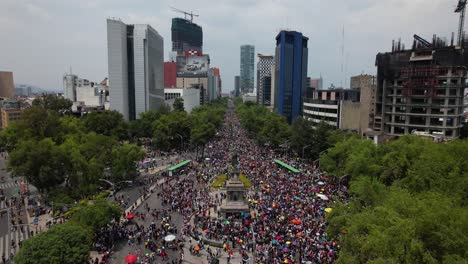 Aerial-view-over-the-Avenida-Paseo-de-la-Reforma,-during-Pride-celebrations,-in-Mexico-city---rising,-drone-shot