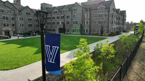 Das-Logo-Der-Villanova-Universität-Hängt-Vor-Den-Studentenwohnheimen-Auf-Dem-Campus