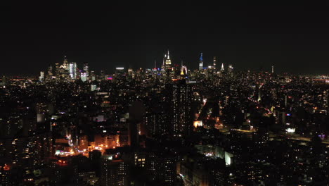 Wunderschöne-Drohnenaufnahme,-Die-New-York-City-Bei-Nacht-Zeigt