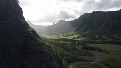 Aerial-shot-flying-around-the-mountainside-to-reveal-Hawaii's-gorgeous-Jurassic-Valley-on-the-island-of-O'ahu,-Hawaii