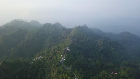 Luftdrohnenaufnahme-Des-Stabes-Auf-Der-Spitze-Des-Menoreh-Hügels,-Magelang,-Indonesien