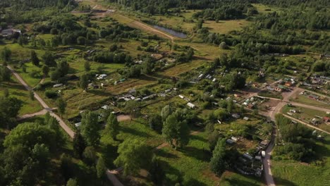 Fernes-Drohnenvideo-Eines-Dorfes-Mit-Illegalen,-Selbstgebauten-Holzhäusern