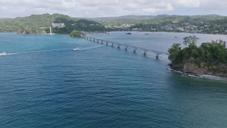 Schnellboote-Fahren-In-Der-Bucht-Von-Samana-Vorbei-Und-Passieren-Die-Puente-De-Cayo-Samana-In-Der-Dominikanischen-Republik