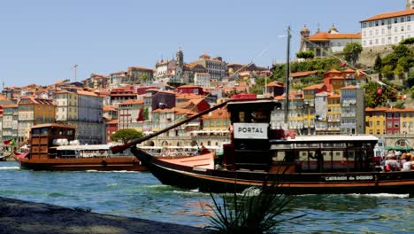 Boote-Auf-Dem-Fluss-Douro-Und-Menschenmenge-Am-Pier-In-Porto,-Portugal-4K-Filmische-Sommerstadt-Am-Mittelmeer