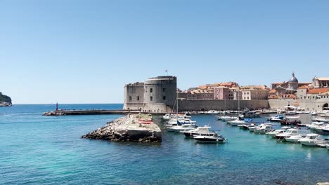 El-Casco-Antiguo-De-Dubrovnik-Con-Su-Antiguo-Puerto-Lleno-De-Barcos-En-Un-Hermoso-Día-Soleado