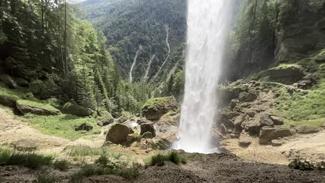 Wunderschöne-Landschaft-Mit-Der-Rückseite-Eines-Wasserfalls-In-Slowenien