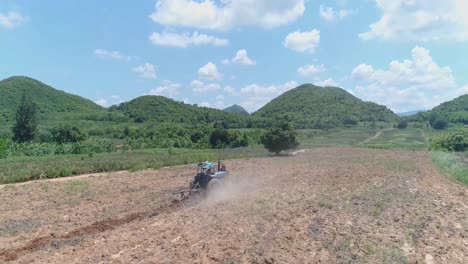 Tractor-Arando-En-Un-Hermoso-Paisaje-4k-50fps-Filmado-En-Dji-Pt4