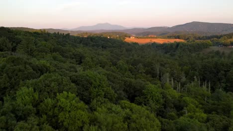 Luftstoß-über-Baumwipfeln-In-Richtung-Grandfather-Mountain-In-Der-Nähe-Von-Boone-And-Blowing-Rock,-North-Carolina,-North-Carolina