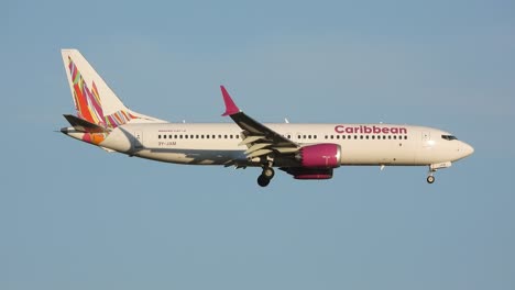 Avión-De-Pasajeros-Boeing-B737-De-Caribbean-Airlines-Descendiendo-Y-Acercándose-Para-Llegar-Al-Aeropuerto-De-Toronto-En-Ontario,-Canadá