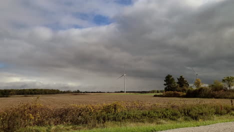 Straßenblick-Auf-Eine-Große-Windmühle-Mit-Einem-Bewölkten-Himmel-Im-Hintergrund
