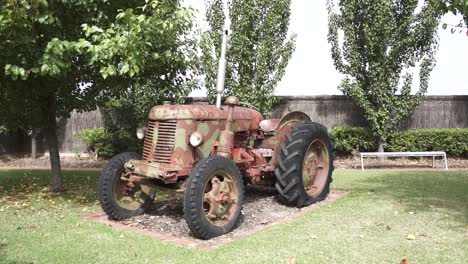 Exhibición-Oxidada-Y-Vieja-Del-Tractor-En-Una-Granja-En-El-Valle-De-Barossa,-Adelaide,-Australia