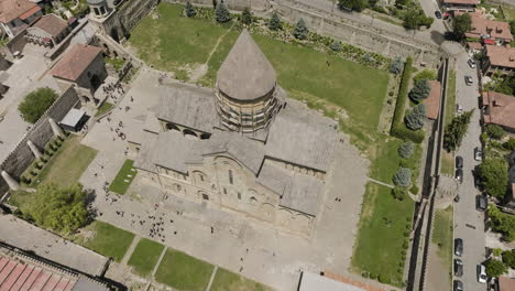 Touristen-Besuchen-Die-Ikonische-Swetizchoweli-Kathedrale-Der-Orthodoxen-Kirche