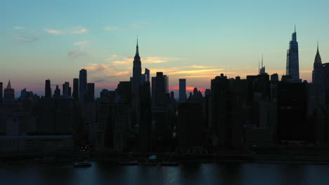 Luftaufnahme-über-Der-Legendären-Skyline-Von-Manhattan-In-Der-Abenddämmerung