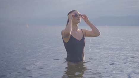 Junges-Attraktives-Mädchen-Mit-Sonnenbrille-In-Einem-See