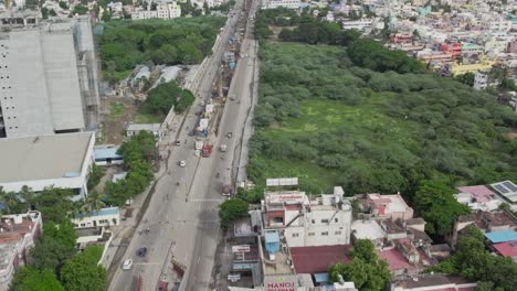 Vista-De-Drones-De-Una-Ciudad-Metropolitana-India-En-Construcción-Rápida-En-Una-Ubicación-Privilegiada