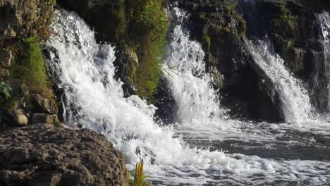 Venta-River-Rapid,-Der-Breiteste-Wasserfall-Europas-An-Sonnigen-Herbsttagen,-In-Der-Stadt-Kuldiga,-Lettland