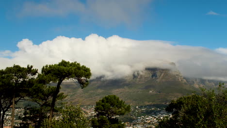 Table-Mountain-covered-by-iconic-tablecloth,-view-from-Signal-Hill