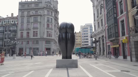 Berühmte-Skulptur-Culis-Monumentalis-Des-Berühmten-Culis-Monumentalis-Von-Eduardo-Úrculo-In-Den-Straßen-Von-Oviedo