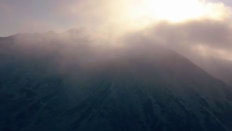 Der-Aufstieg-Schoss-Hinauf-Und-über-Die-Majestätischen-Berge-Rumäniens