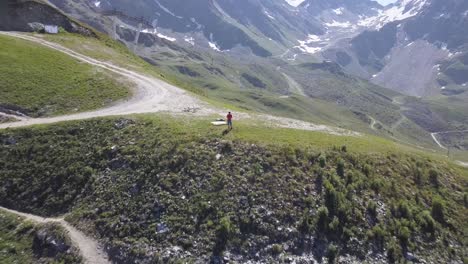 Mountainbiker-Fliegt-Seine-Drohne-In-Den-Verbier-Bergen-über-Wanderwegen