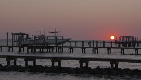 Sonnenuntergang-An-Einem-Dock-An-Der-Küste