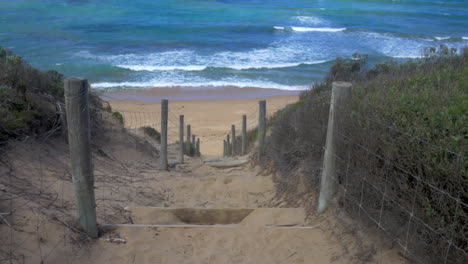 Steep-wooden-stairs-down-to-an-Australian-beach-on-a-beautiful-day