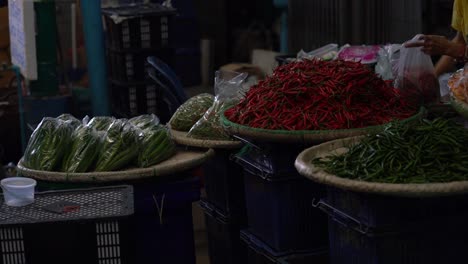 Piles-of-red-and-green-chillies
