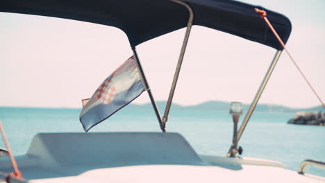 Zeitlupenclip-Einer-Vom-Wind-Bewegten-Kroatischen-Flagge-Auf-Einem-Boot-Während-Einer-Navigation