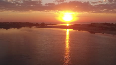 Sonnenaufgang-Am-Fluss-Mit-Einigen-Wolken-In-Brasilien
