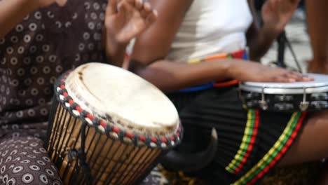 Frauen-Spielen-Afrikanische-Trommeln-Bei-Einer-Kulturellen-Veranstaltung