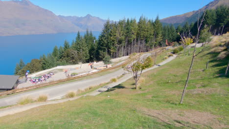 Menschen-Reiten-Rodelfahrten-In-Queenstown-Mit-Lake-Wakatipu-Im-Hintergrund