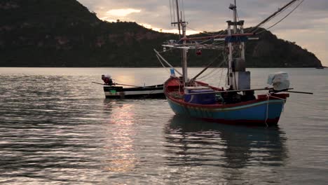Thailändische-Fischerboote-In-Der-Bucht-Bei-Sonnenaufgang