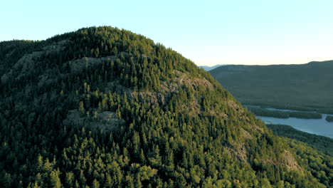 Luftdrohnenaufnahme,-Die-Um-Den-Mit-Dicken-Grünen-Bäumen-Bedeckten-Gipfel-Des-Bore-Mountain-über-Dem-Wald-Und-Den-Seen-In-Der-Wildnis-Von-Maine-Kreist