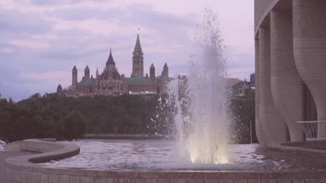 Fuente-De-Agua-En-Cámara-Lenta-En-El-Museo-Canadiense-De-Historia-Con-El-Parlamento-Al-Fondo
