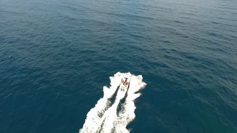 Mit-Einer-Drohne-Ein-Fahrendes-Boot-Verfolgen