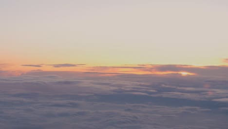 Blick-Auf-Einen-Wunderschönen-Sonnenuntergang-Aus-Den-Wolken