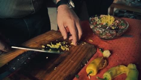 Nahaufnahme-Der-Hände-Des-Küchenchefs,-Die-Grünen-Pfeffer-Zum-Salat-Hinzufügen