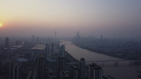 Luftaufnahme-Der-Innenstadt-Von-Guangzhou-Und-Des-Perlflusses-Aus-Dem-Dorfgebiet-Von-Pazhou-Bei-Sonnenuntergang