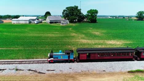 Thomas-La-Locomotora-De-Vapor-Del-Tren-En-La-Campiña-Amish-En-Un-Día-Soleado-De-Verano-Visto-Por-Un-Dron