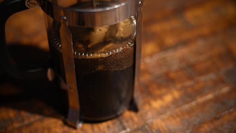 Kaffee-Wird-In-Einer-French-Press-Aus-Dem-Kaffeesatz-Gefiltert