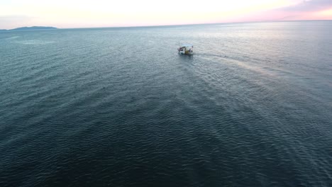 Fischerboot-Segelt-In-Den-Sonnenuntergang
