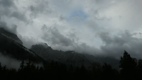 Zeitraffer-Von-Wolken-über-Berggipfel,-Dramatischer-Gewitterhimmel,-Wald-Im-Vordergrund,-Ojstrica-Gipfel-Und-Kamnisko-Savinja-Alpen,-Logarska-Dolina,-Slowenien,-Europäische-Alpen