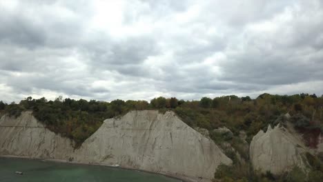 Aerial-clip-of-the-Scarborough-Bluffs-rock-cliff-in-Canada,-Lake-Ontario,-with-a-smooth-camera-backward-movement