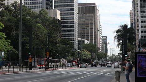 El-Tráfico-Pasa-Por-La-Cámara-En-El-Centro-De-Sao-Paulo.
