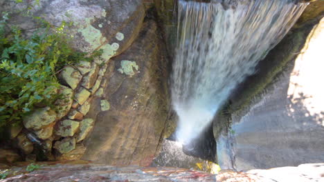 Blick-Von-Oben-Auf-Einen-Wasserfall