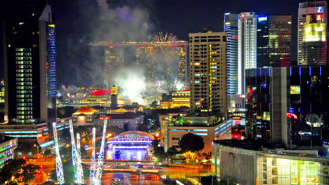 Wunderschönes-Feuerwerk-Rund-Um-Die-Stadt-Singapur-Bei-Nacht